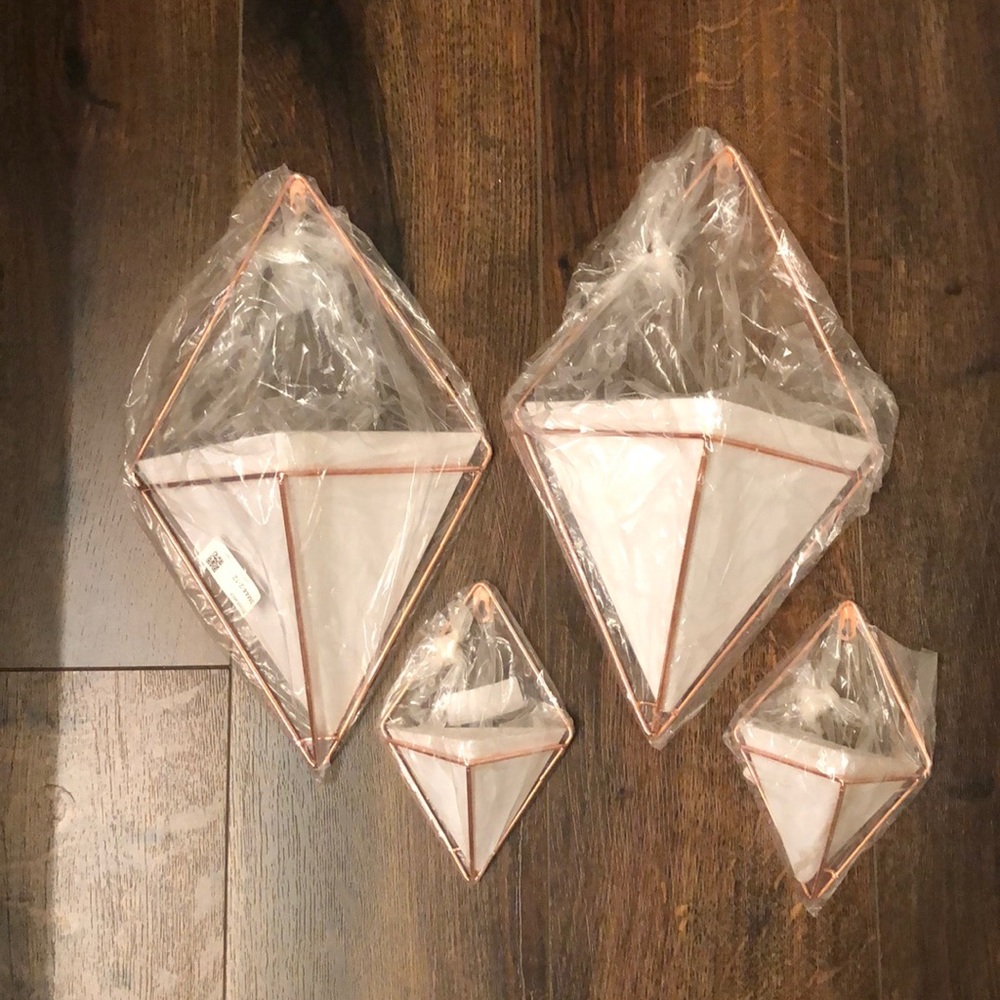 4 Hanging wall planters